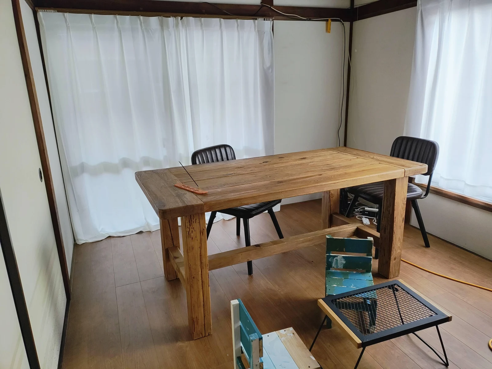 実際の古民家の板張りの部屋に置いてある木の仕事机と椅子