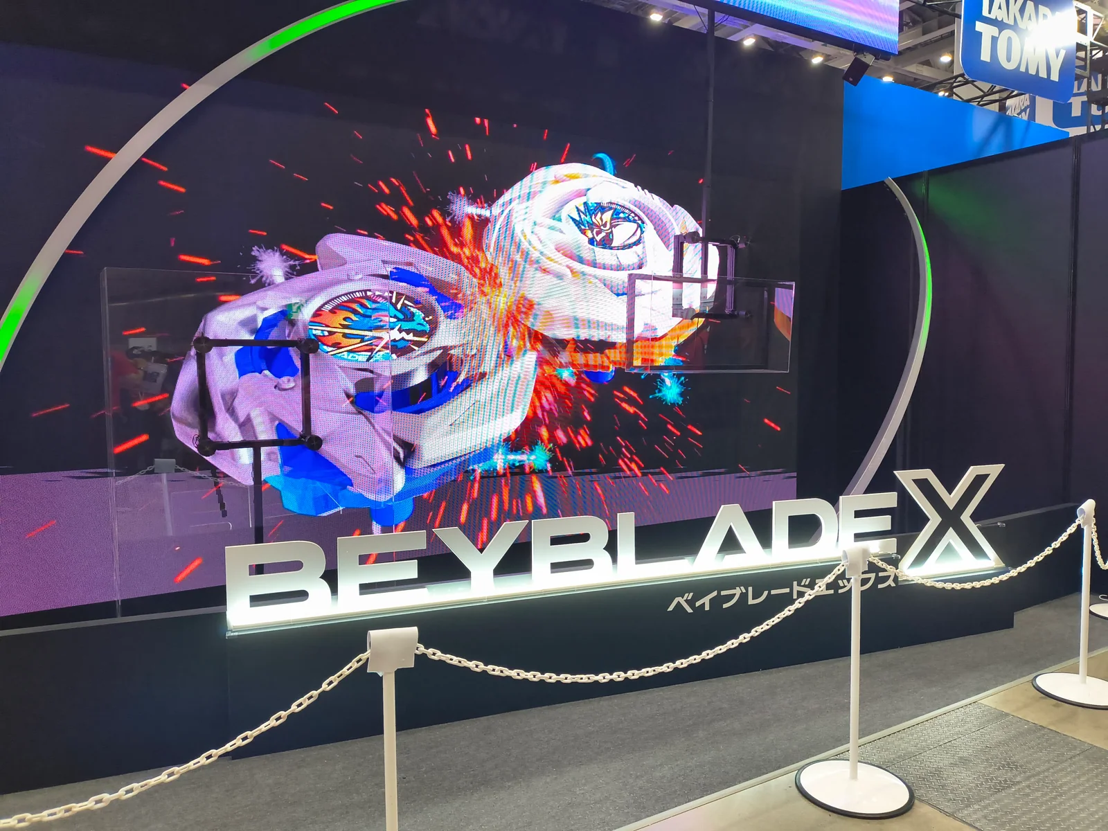 おもちゃショー側のタカラトミーブースにあるBEYBLADE Xのディスプレイ