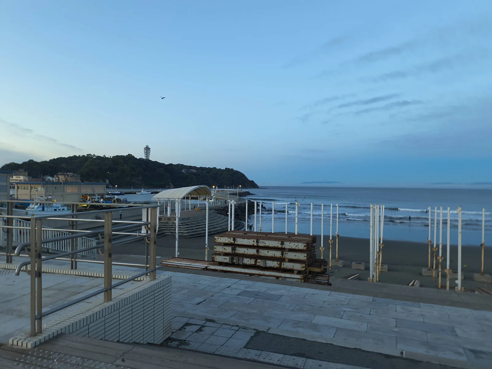夜明けの青い空と、海の向こうに見える江の島